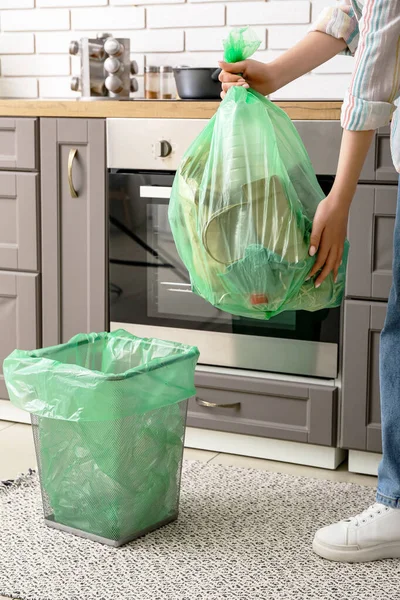 Γυναίκα Κρατώντας Πλήρη Σακούλα Σκουπιδιών Κοντά Κάδο Απορριμμάτων Στην Κουζίνα — Φωτογραφία Αρχείου