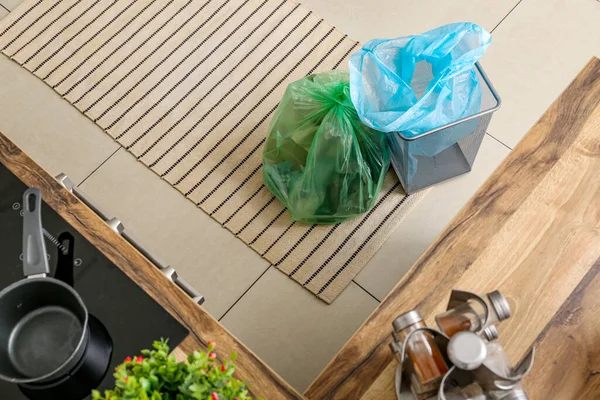 Leere Mülltonnen Und Volle Mülltüten Der Küche — Stockfoto