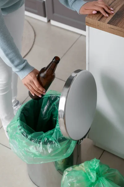 Frau Legt Glasflasche Mülleimer Neben Vollen Müllsack Küche — Stockfoto