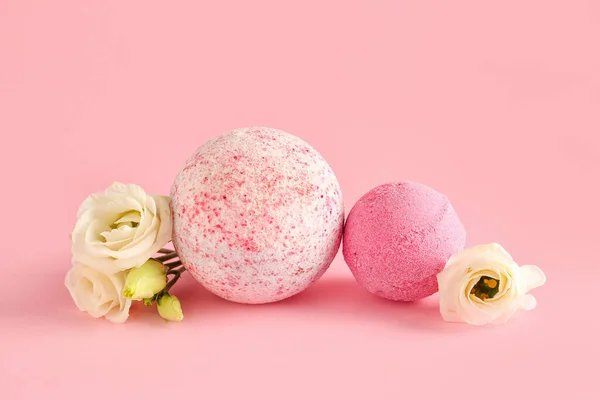 Fürdőbombák Rózsákkal Rózsaszín Háttéren — Stock Fotó
