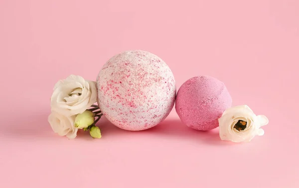 Fürdőbombák Rózsákkal Rózsaszín Háttéren — Stock Fotó