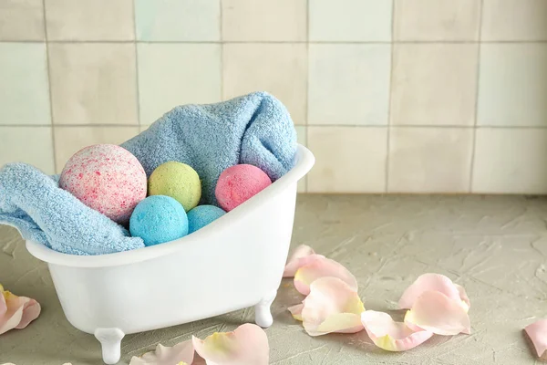 Little Bathtub Bath Bombs Towel Floral Petals Table Tile Wall — Stock Photo, Image