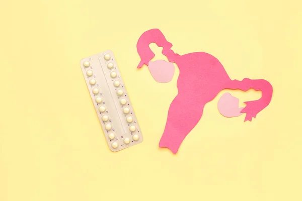 Sarı Arka Planda Hormonal Haplı Kağıt Uterus — Stok fotoğraf