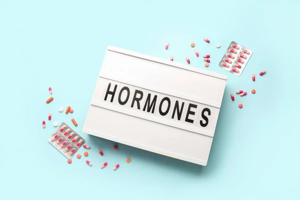 Hormones Mavi Arka Planda Haplar Içeren Pano — Stok fotoğraf
