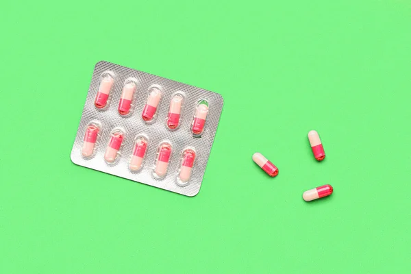 Blistr Hormonálních Pilulek Zeleném Pozadí — Stock fotografie
