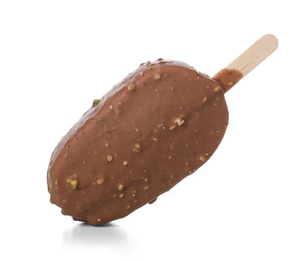 Lahodná Čokoláda Pokrytá Zmrzlina Hůl Proti Bílému Pozadí — Stock fotografie