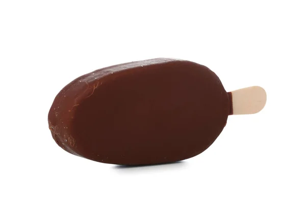 Delicioso Chocolate Coberto Sorvete Pau Contra Fundo Branco — Fotografia de Stock