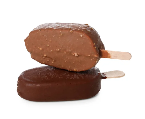 맛있는 초콜릿 배경에 막대기에 아이스크림을 씌웠다 — 스톡 사진
