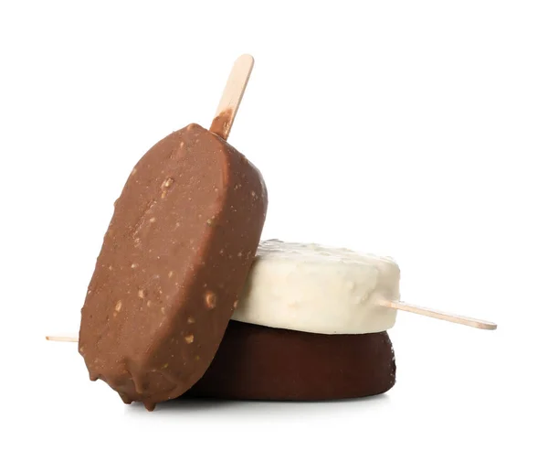 Verschiedenes Mit Schokolade Überzogenes Eis Stiel Vor Weißem Hintergrund — Stockfoto
