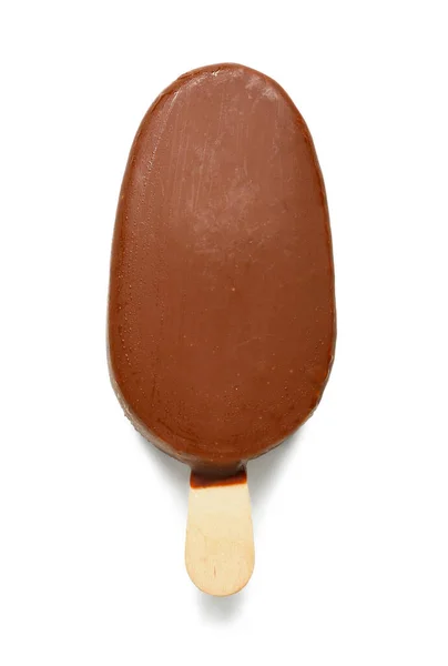 Lahodná Čokoláda Pokrytá Zmrzlina Hůl Proti Bílému Pozadí — Stock fotografie