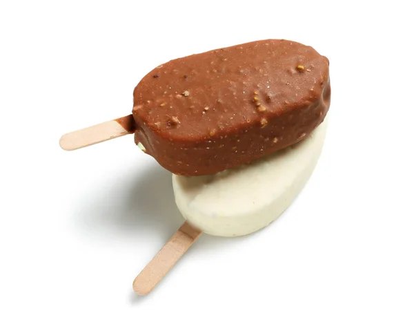 白い背景に棒の上に異なるチョコレートカバーアイスクリーム — ストック写真