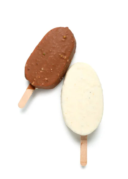 Différents Chocolat Recouvert Crème Glacée Sur Bâton Sur Fond Blanc — Photo