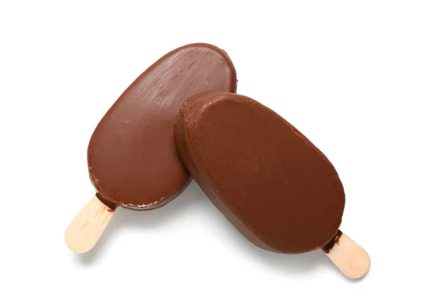 おいしいチョコレート屋根付きのアイスクリーム白を背景に棒 — ストック写真