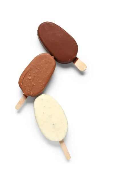 Olika Choklad Täckt Glass Pinne Mot Vit Bakgrund — Stockfoto