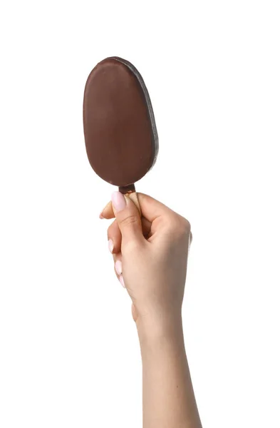 おいしいチョコレートを保持している女性カバーアイス上の棒に白の背景 — ストック写真