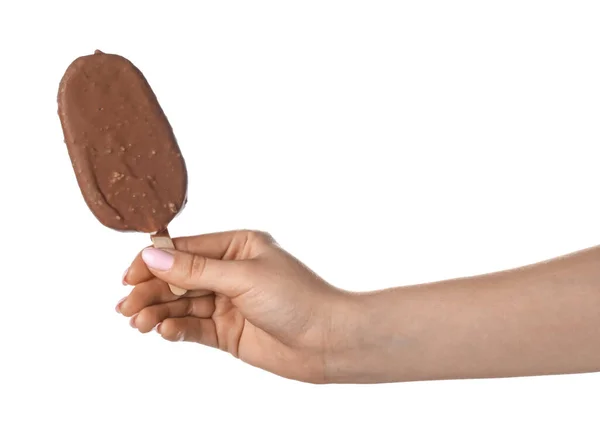 Mulher Segurando Delicioso Chocolate Coberto Sorvete Pau Contra Fundo Branco — Fotografia de Stock