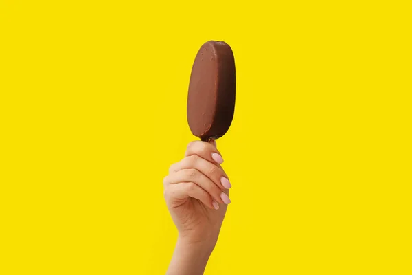 Mulher Segurando Delicioso Chocolate Coberto Sorvete Pau Contra Fundo Amarelo — Fotografia de Stock