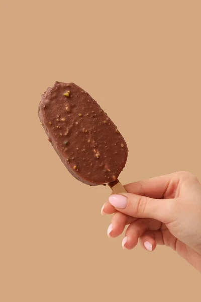 Mulher Segurando Delicioso Chocolate Coberto Sorvete Pau Contra Fundo Bege — Fotografia de Stock