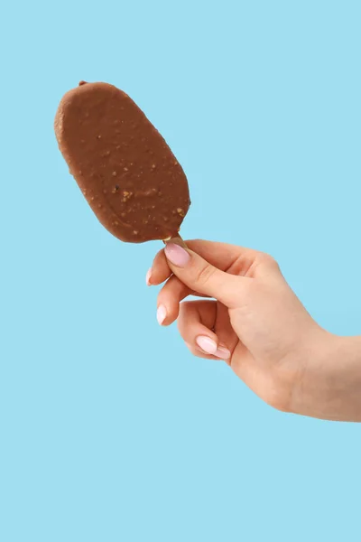 Nefis Çikolata Kaplı Dondurmayı Elinde Tutan Kadın Mavi Arka Planda — Stok fotoğraf