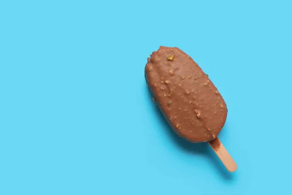 Köstliches Mit Schokolade Überzogenes Eis Auf Stick Vor Blauem Hintergrund — Stockfoto