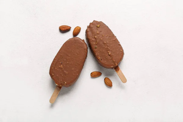 Delicioso Chocolate Coberto Sorvete Amêndoa Nozes Mesa Branca — Fotografia de Stock
