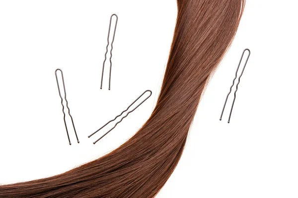 Cheveux Bruns Avec Des Épingles Sur Fond Blanc — Photo