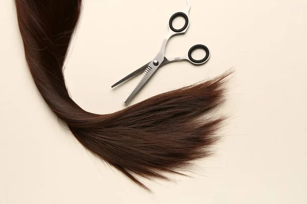 Hnědé Vlasy Nůžkami Světlém Pozadí — Stock fotografie
