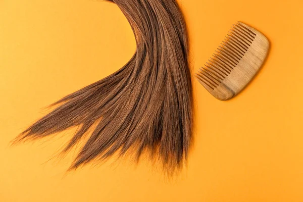 Hnědé Vlasy Hřebenem Barevném Pozadí — Stock fotografie