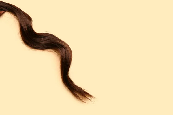 Braune Haarsträhne Auf Beigem Hintergrund — Stockfoto