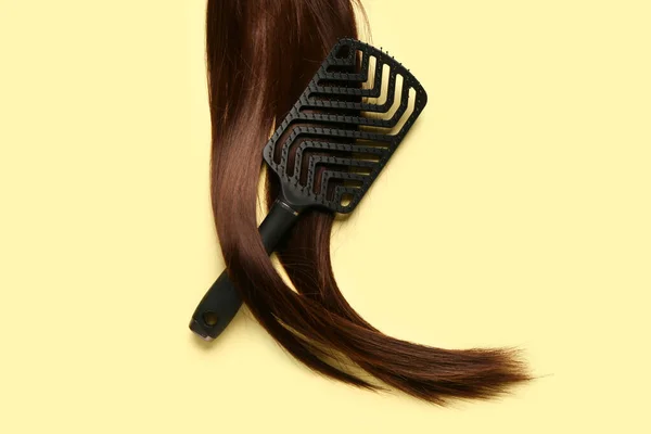 Hnědé Vlasy Štětcem Žlutém Pozadí — Stock fotografie