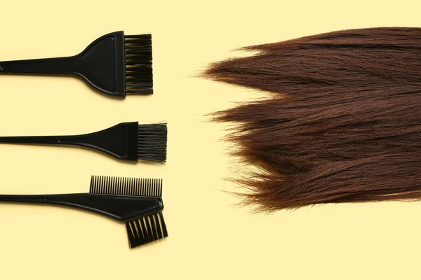 Brown Hair Brushes Yellow Background — Stock Photo, Image