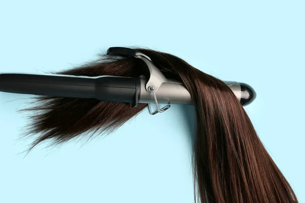 Brown Hair Curling Iron Blue Background — Stock Photo, Image