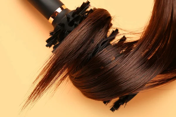 Braune Haare Mit Rundem Pinsel Auf Gelbem Hintergrund Nahaufnahme — Stockfoto