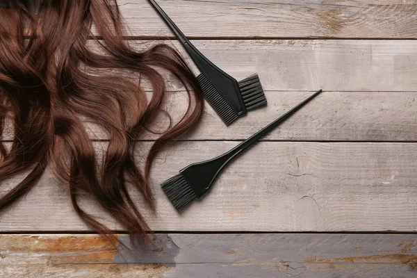 Cheveux Bruns Avec Des Brosses Sur Fond Bois — Photo