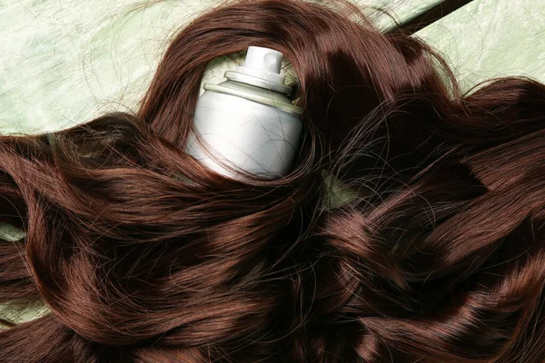 Kudrnaté Hnědé Vlasy Sprejem Zeleném Dřevěném Pozadí — Stock fotografie
