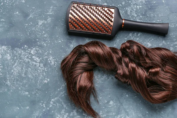 Cheveux Bruns Frisés Avec Brosse Sur Fond Grunge — Photo