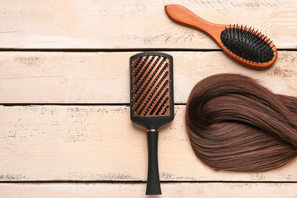 Kahverengi Saçlı Bej Renkli Ahşap Arka Planda Fırçalar — Stok fotoğraf