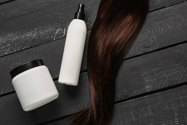 Hnědé Vlasy Kosmetickými Výrobky Tmavém Dřevěném Pozadí — Stock fotografie
