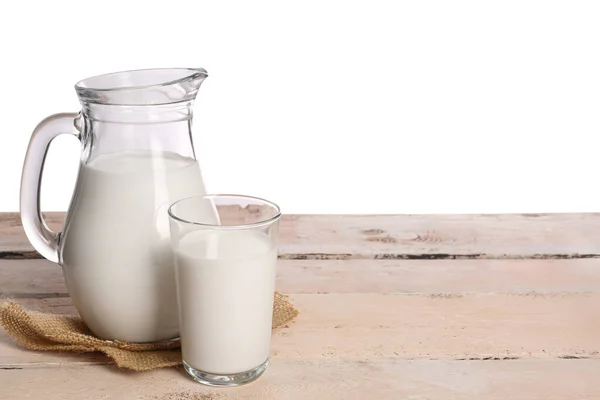 Krug Und Glas Milch Auf Dem Tisch Vor Weißem Hintergrund — Stockfoto