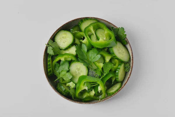 Schaal Van Salade Met Groene Groenten Grijze Achtergrond — Stockfoto