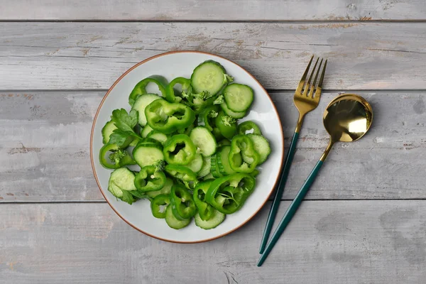 Plaat Van Salade Met Groene Groenten Grijze Houten Ondergrond — Stockfoto