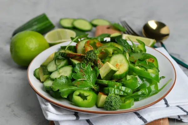 Plaat Van Salade Met Groene Groenten Grijze Grunge Achtergrond — Stockfoto