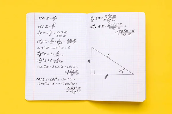 Copybook Con Fórmulas Matemáticas Sobre Fondo Amarillo —  Fotos de Stock