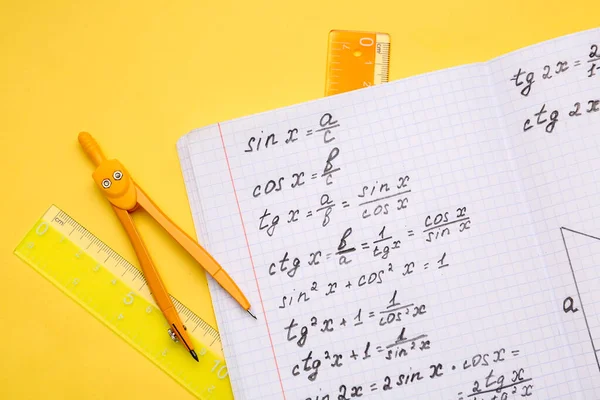 Copybook Com Fórmulas Matemáticas Artigos Papelaria Sobre Fundo Amarelo — Fotografia de Stock