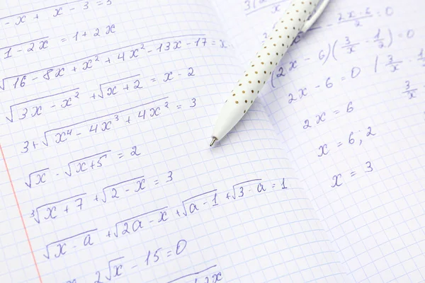 Textbuch Mit Mathematischen Formeln Und Stift Nahaufnahme — Stockfoto