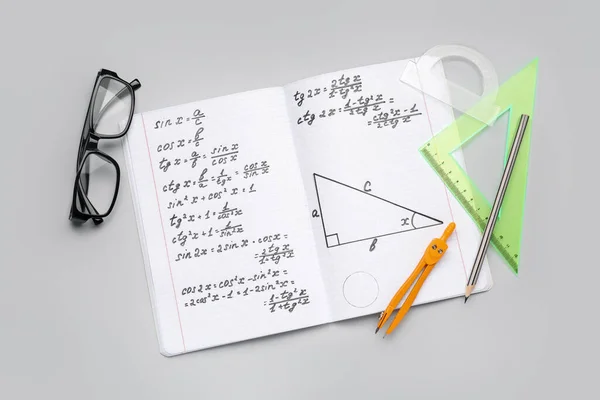 Copybook Wzorami Matematycznymi Szklankami Artykułami Piśmiennymi Szarym Tle — Zdjęcie stockowe