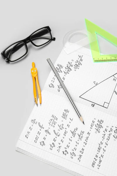 Copybook Com Fórmulas Matemáticas Óculos Artigos Papelaria Sobre Fundo Cinza — Fotografia de Stock