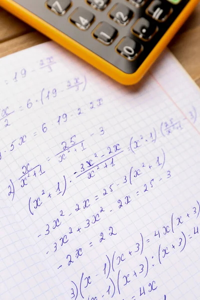 Buku Fotokopi Dengan Rumus Matematika Dan Kalkulator Closeup — Stok Foto