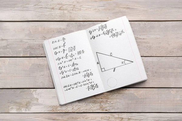 Copybook Wzorami Matematycznymi Szarym Drewnianym Tle — Zdjęcie stockowe