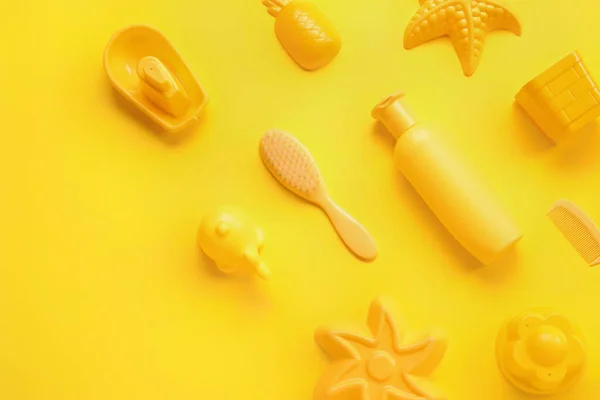Zonnebrandcrème Voor Baby Met Strand Accessoires Gele Achtergrond — Stockfoto